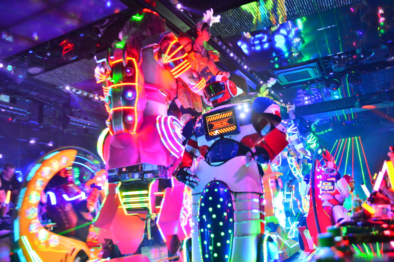 Robot show. Ресторан роботов в Токио. Ресторан роботов в Японии. Робот бар в Японии Токио. Токио роботы.